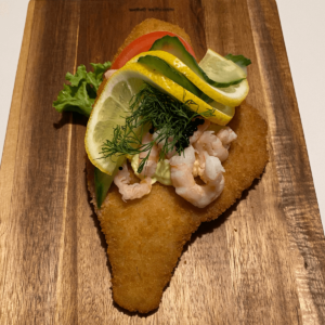 Stor rødspættefilet m. remoulade & rejer